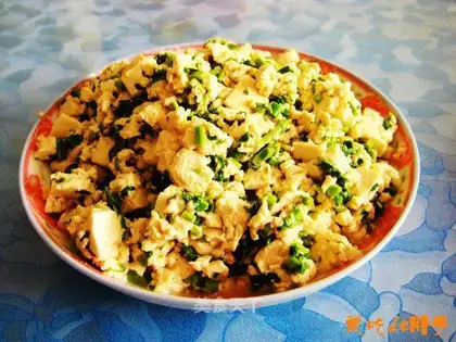 Toona sinensis sprouts mixed with tofu