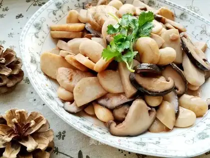 A mushroom-headed potato