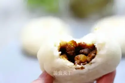 A meat bag with mushroom sauce