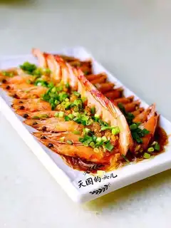 A garlic fan with a shrimp