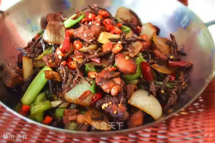 A dry pot of tea and mushroom chicken