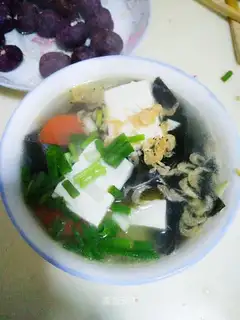 Seaweed tofu soup