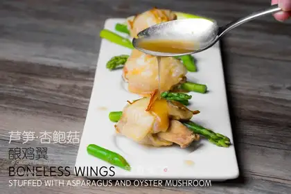 The chicken wings of almond mushrooms