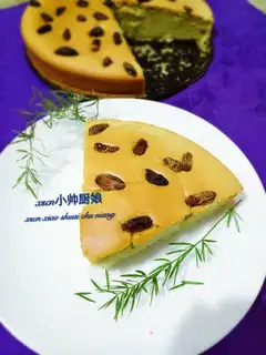 A melon raisin cupcake