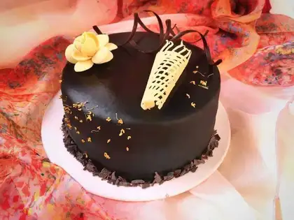 Chocolate cream strawberry cake