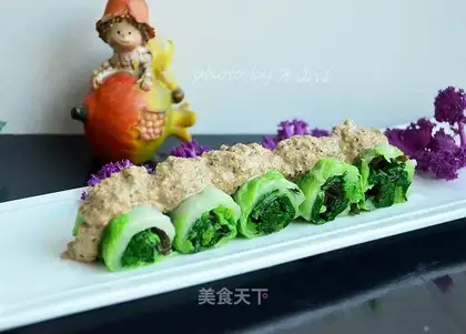 Nut sauce and cabbage