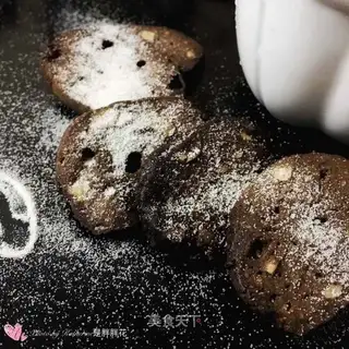 Chocolate almonds