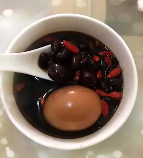 A black bean roasted eggs