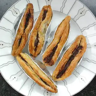 Red bean pie is easy to make