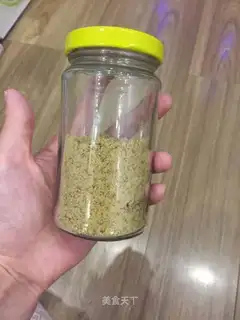The baby eats meat pine