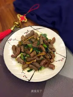 Garlic-fried pig intestines