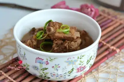 Crush the stewed ribs