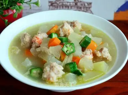 Vegetable soup and shrimp meatballs