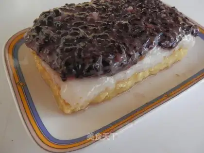 Three-coloured cakes