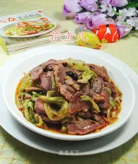 Round cabbage with pig tongues