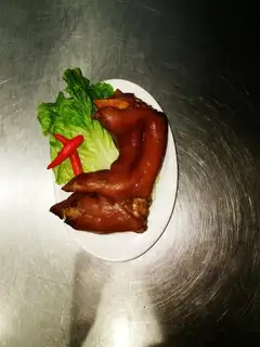 The halogenated pig's hand