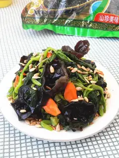 Spinach with black wood