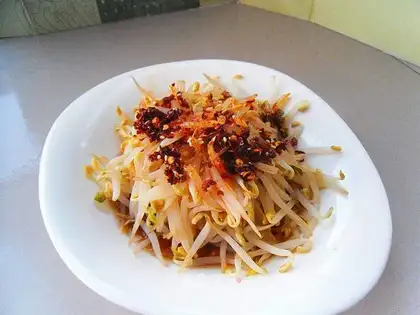 "Red oil green bean sprouts."