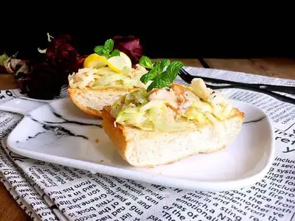 Bread with crab gravy salad