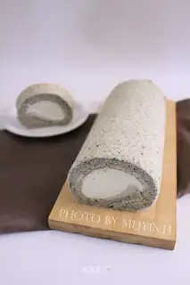 Sesame cake rolls