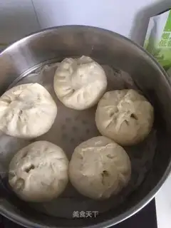 The cabbage radish pork bun