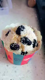 Black gallon coconut cupcakes