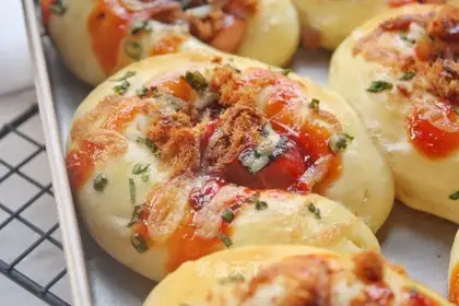 Seaweed meat pine ham and sausage bread