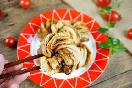 Sesame sauce, red sugar rolls