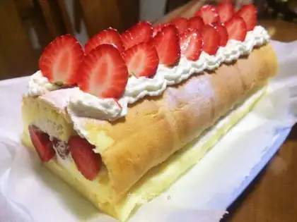 Strawberry cream rolls