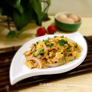 Onion fried eggs