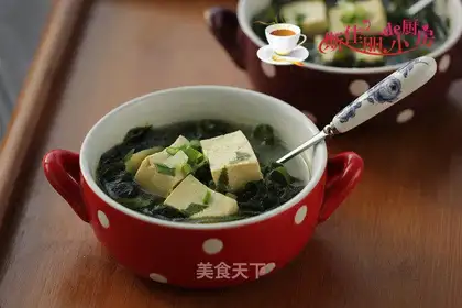 Seaweed tofu soup