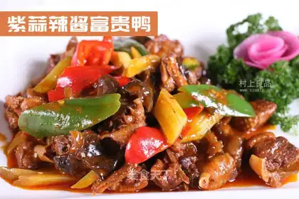 A rich duck with garlic sauce