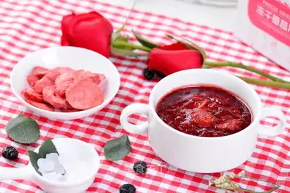Rose-cruise strawberry stew