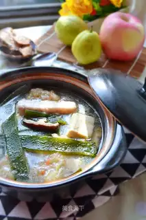 Seaweed tofu soup