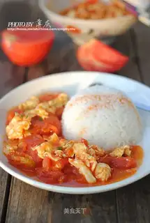 Scrambled eggs with tomatoes and rice