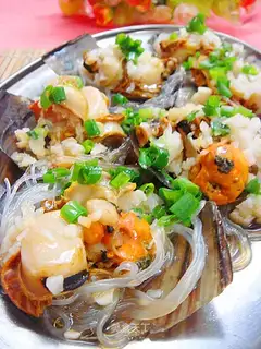 Steamed scallops with garlic vermicelli