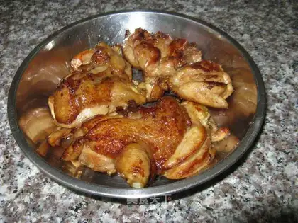 Fried chicken legs with garlic