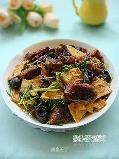 Braised duck with dried bamboo shoots