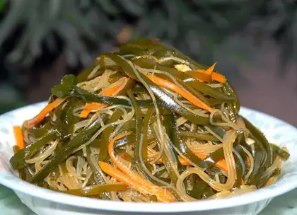 Cold rice noodles and shredded seaweed