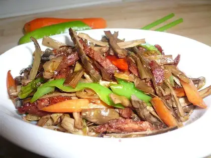 stir-fried sausage with bamboo shoots