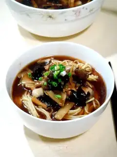 Matsutake noodles with diced pork