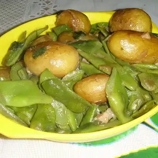 Stewed potatoes with kidney beans