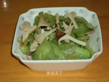 Balsam pear mixed with mushrooms