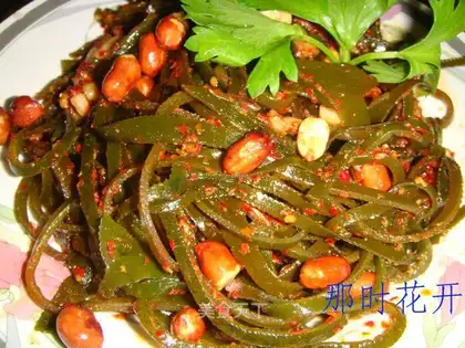 Shredded seaweed salad