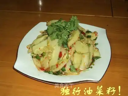 Chop pepper and cucumber