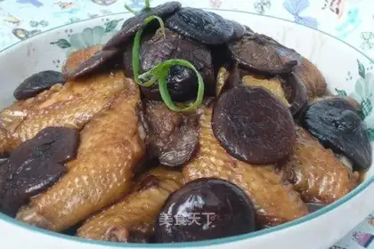 Roasted chicken wings with mushrooms