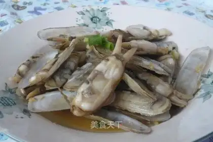 Sharp-scented razor clam