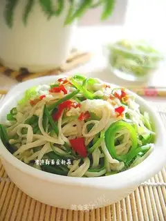 Cold garlic sprouts and mushroom mushroom