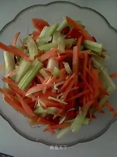 Green and red shredded salad