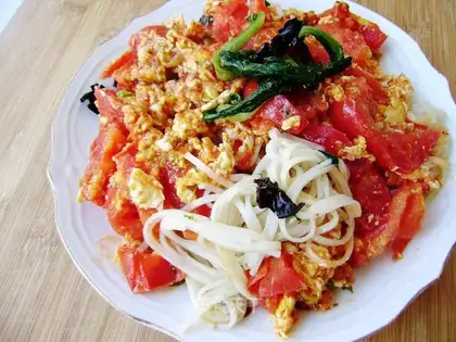 Cold tomato topped noodles